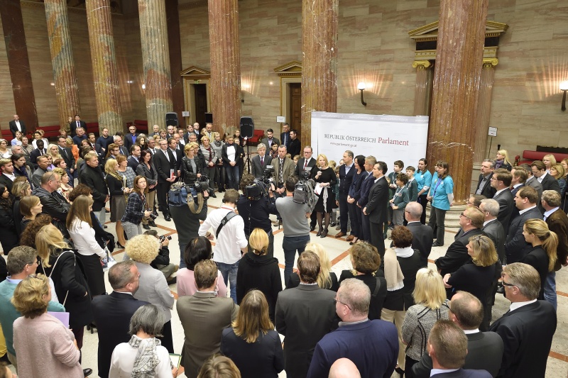 Blick auf die TeilnehmerInnen der Schweigeminute