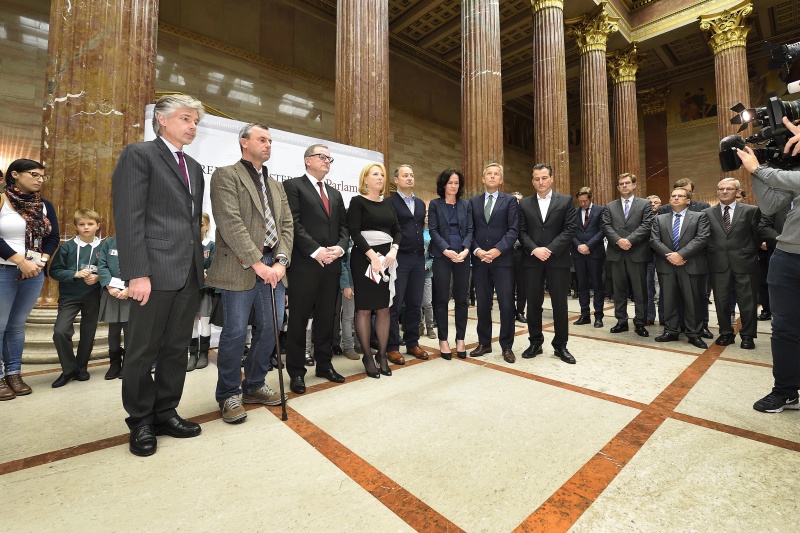 v.li.: Parlamentsdirektor Harald Dossi, Dritte Nationalratspräsident Norbert Hofer (F), Zweite Nationalratspräsident Karlheinz Kopf (V), Nationalratspräsidentin Doris Bures (S), SPÖ-Klubobmann Andreas Schieder, Klubobfrau der Grünen Eva Glawischnig-Piesczek, ÖVP-Klubobmann Reinhold Lopatka,  Klubobmann Team Stronach Robert Lugar und weitere Nationalratsabgeordnete