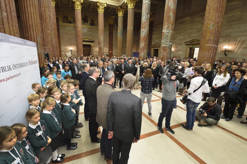 Blick auf die TeilnehmerInnen der Schweigeminute