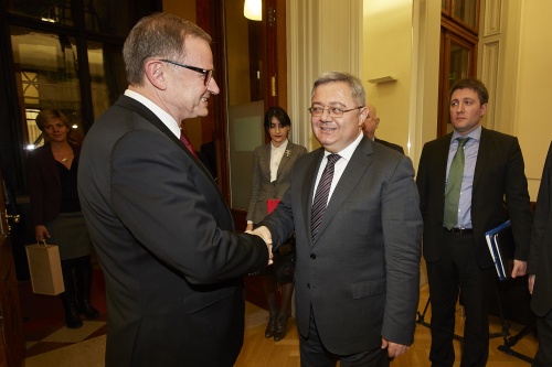 v.li.: Zweiter Nationalratspräsident Karlheinz Kopf (V) begrüßt den georgischen Parlamentspräsidenten Davit Usupashvili