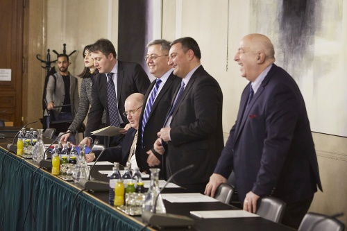 Georgische Delegation mit dem georgischen Parlamentspräsidenten Davit Usupashvili  (4.v.li.)