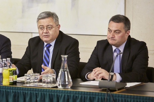 v.links: Der georgische Parlamentspräsident Davit Usupashvili und ein Mitglied seiner Delegation