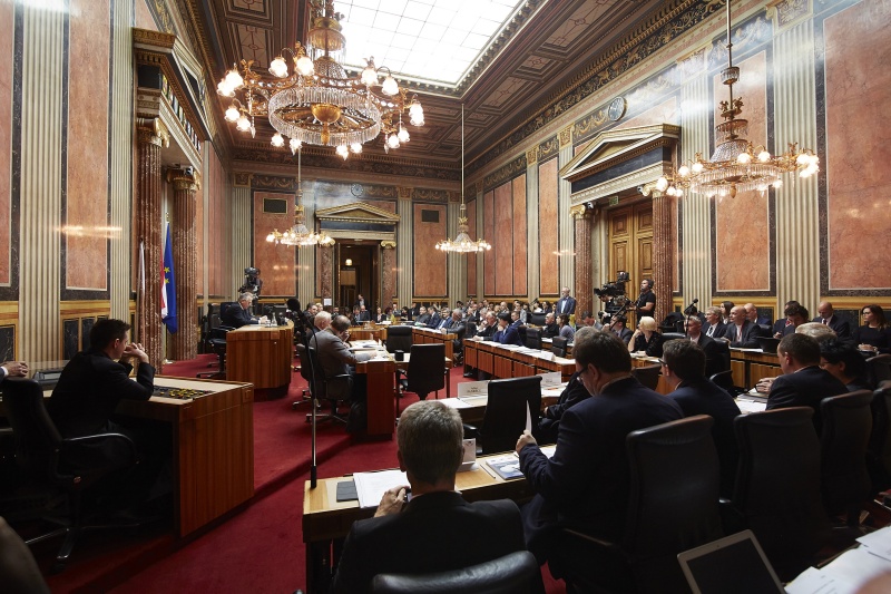 Bundesratspräsident Gottfried Kneifel (V) begrüßt die Teilnehmer der Parlamentarischen Enquete. Blick Richtung VeranstaltungsteilnehmerInnen