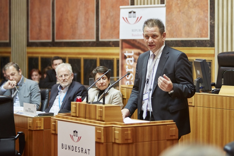 Vertreter der Europäischen Kommission Max Lemke am Rednerpult