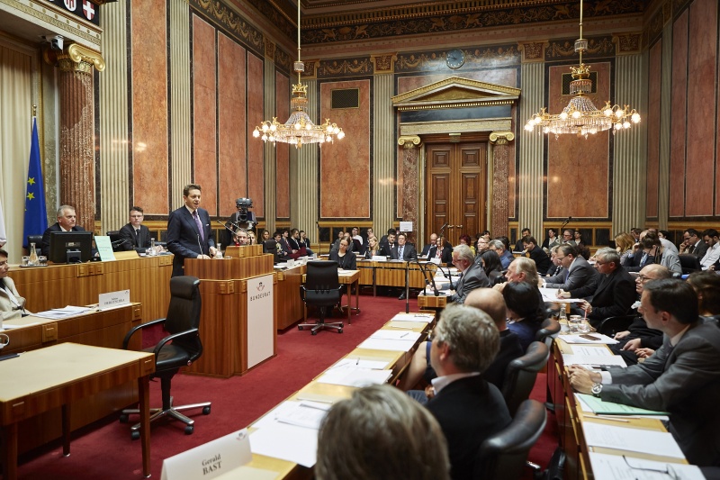 Staatssekretaer  Harald Mahrer am Wort. Blick Richtung EnqueteteilnehmerInnen