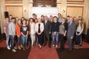 Gruppenfoto mit Nationalratspräsidentin Doris Bures (S), dem Zweiten Nationalratspräsidenten Karlheinz Kopf (V) und den teilnehmenden Lehrlingen
