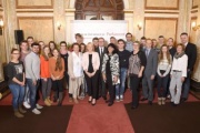 Gruppenfoto mit Nationalratspräsidentin Doris Bures (S), dem Zweiten Nationalratspräsidenten Karlheinz Kopf (V) und den teilnehmenden Lehrlingen