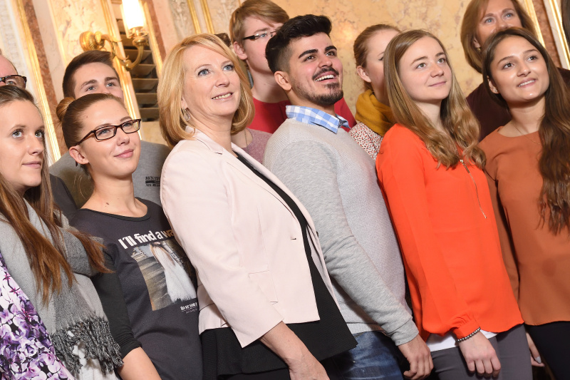 Gruppenfoto mit Nationalratspräsidentin Doris Bures (S)