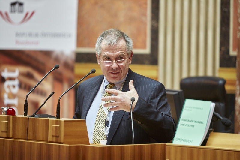 Microsoft Western Europe Andreas Erbert am Rednerpult