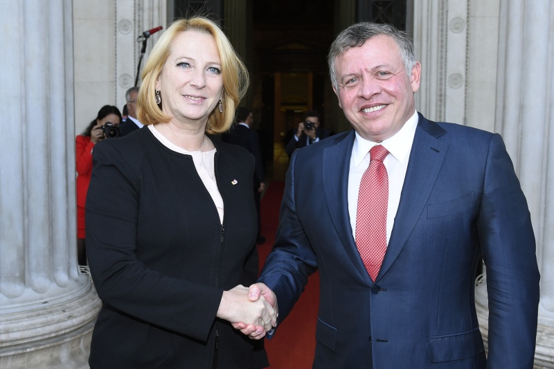 Von links: Nationalratspräsidentin Doris Bures (S) begrüßt den König des Haschemitischen Königreiches Jordanien Abdullah II. bin al-Hussein