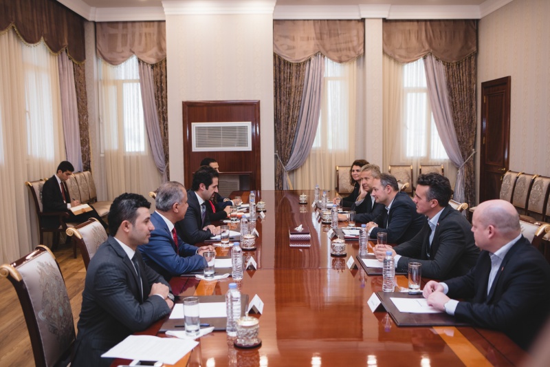 Aussprache. Linke Tischhälfte: Kurdische Delegation. Rechte Tischhälfte: Österreichische Delegation v.li .: Nationalratsabgeordnete Aygül Berivan Aslan (G) , Klubobmann Reinhold Lopatka (V), Klubobmann Andreas Schieder (S), Nationalratsabgeordneter Gernot Darmann (F) und ein Parlamentsbediensteter