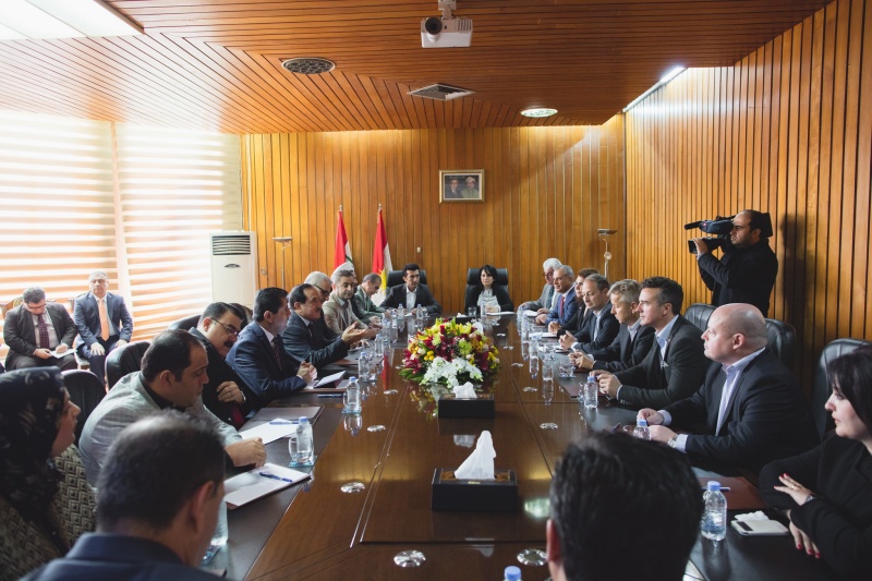 Aussprache. Linke Tischhälfte: Kurdische Delegation. Rechte Tischhälfte: Österreichische Delegation v.li .: Zwei Delegationsmitglieder, Nationalratsabgeordnete Aygül Berivan Aslan (G) , Klubobmann Andreas Schieder (S), Klubobmann Reinhold Lopatka (V) , Nationalratsabgeordneter Gernot Darmann (F) und ein Parlamentsbediensteter