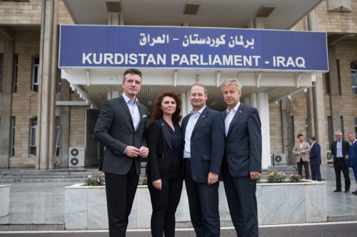 v.li .: Nationalratsabgeordneten Gernot Darmann (F) und Aygül Berivan Aslan (G) und die Klubobmänner Andreas Schieder (S) und Reinhold Lopatka (V) vor dem Kurdischen Parlament