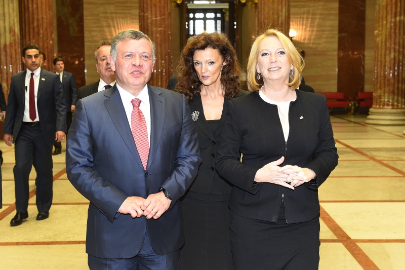 v.re.: Nationalratspräsidentin Doris Bures (S) und der König von Jordanien Abdullah II. bin al-Hussein beim Gang durch die Säulenhalle