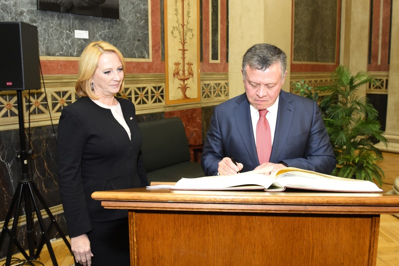 v.li.: Nationalratspräsidentin Doris Bures (S), König von Jordanien Abdullah II. bin al-Hussein beim Eintrag in das Gästebuch