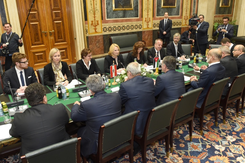 Gespräch linke Seite: Nationalratspräsidentin Doris Bures (4.v.li.; S) mit dem König von Jordanien Abdullah II. bin al-Hussein (4.v.re)