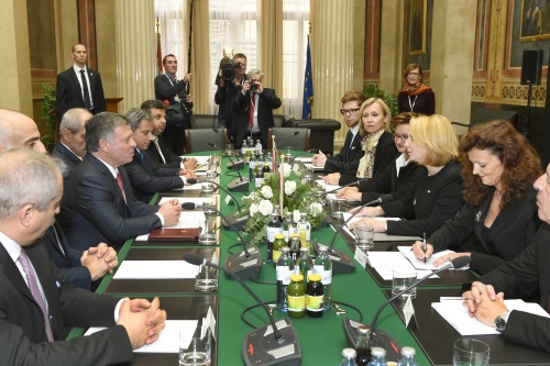 Gespräch rechte Seite die österreichische Delegation unter der Leitung von Nationalratspräsidentin Doris Bures (3.v.re; S) mit dem König von Jordanien Abdullah II. bin al-Hussein (3.v.li.)