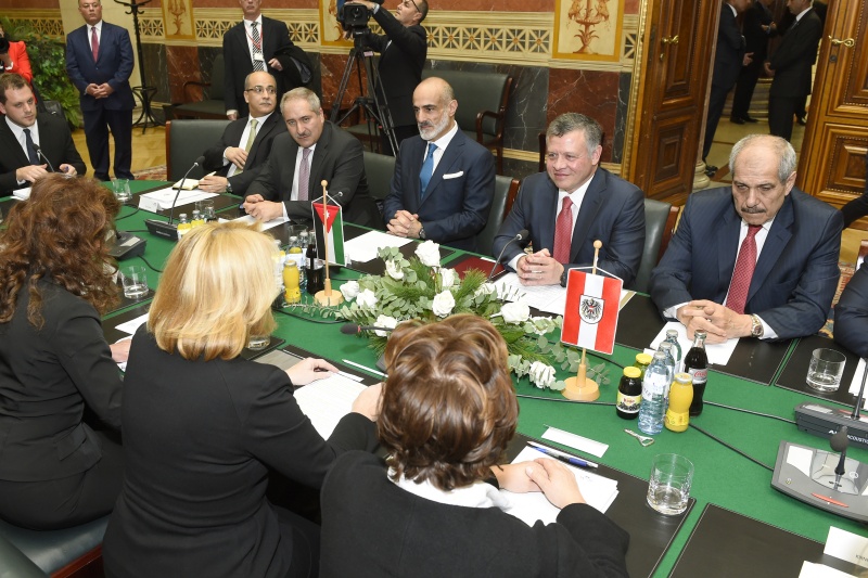 Aussprache; linke Seite: Nationalratspräsidentin Doris Bures (2.v.li.; S) mit dem König von Jordanien Abdullah II. bin al-Hussein (2.v.re)