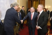 König von Jordanien Abdullah II. bin al-Hussein wird durch Bundesrat Stefan Schennach (S) begrüßt