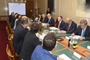 Aussprache. Jordanische Delegation mit dem König von Jordanien Abdullah II. bin al-Hussein (3.v.re.)