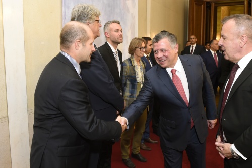 König von Jordanien Abdullah II. bin al-Hussein wird durch Bundesrat Gerald Zelina (OF) begrüßt