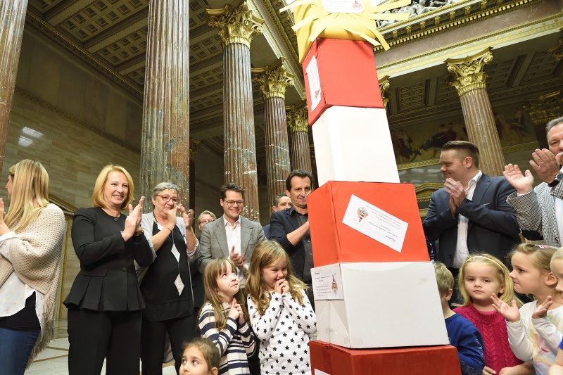 v.li.: Nationalratspräsidentin Doris Bures (S), Vizepräsidentin des Bundesrates Inge Posch-Gruska (S), Stadtrat Christian Oxonitsch, Kinderfreunde-Bundesgeschäftsführer Jürgen Czernohorszky und Bundesrat Mario Lindner (S) mit Kindern in der Säulenhalle