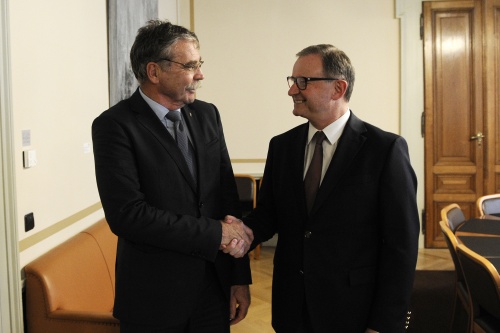 v.re.: Der Zweite Nationalratspräsident Karlheinz Kopf (V) begrüßt den Vorsitzenden der Freundschaftsgruppe Ungarn-Österreich Zsolt Csenger-Zalán