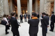 Bundesratspräsident Gottfried Kneifel führt durch das Parlamentsgebäude