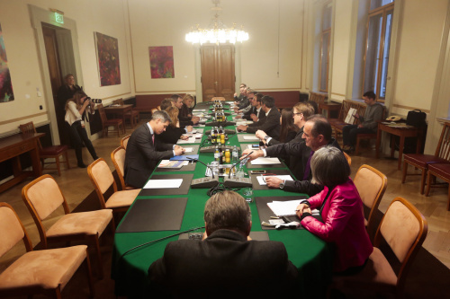 Aussprache; linke Seite: die slowenische Delegation mit dem Landwirtschaftsminister Dejan Zidan (4.v.li); re.Seite: die österreichische Delegation mit Wolfgang Pirklhuber (G) in der Mitte