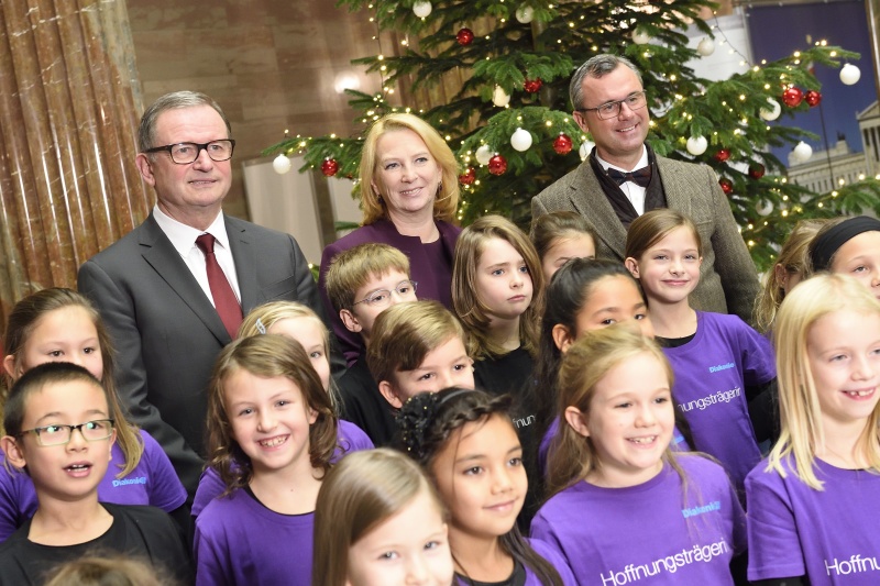 Letzte Reihe v.li.: Zweiter Nationalratspräsident Karlheinz Kopf (V), Nationalratspräsidentin Doris Bures (S), Dritter Nationalratspräsident Norbert Hofer (F) mit Kindern des Chores