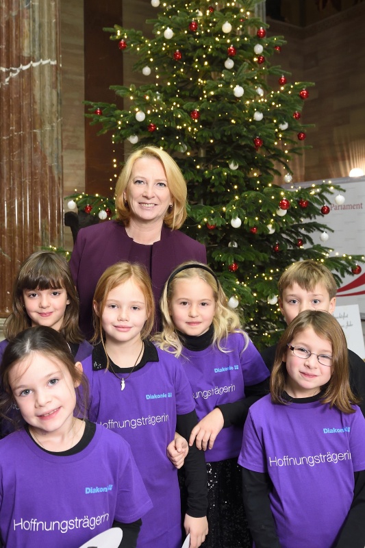 Nationalratspräsidentin Doris Bures (S) mit Kindern des Chores