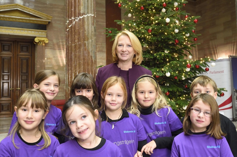 Nationalratspräsidentin Doris Bures (S) mit Kindern des Chores