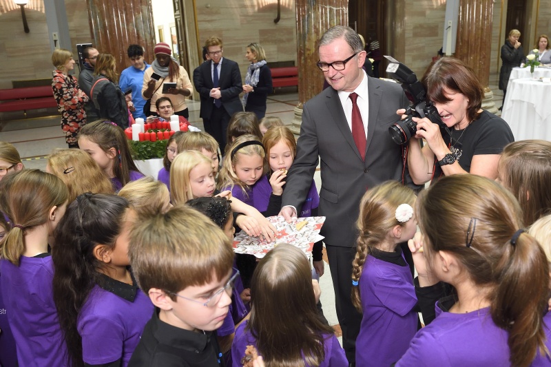 Zweiter Nationalratspräsident Karlheinz Kopf (V) mit Kindern des Chores
