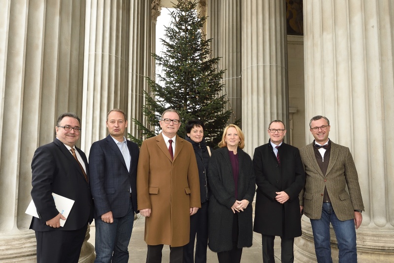 v.li.: Direktor Diakonie Österreich Michael Chalupka, Klubobmann Andreas Schieder (S), Zweiter Nationalratspräsident Karlheinz Kopf (V), Nationalratsabgeordnete Waltraud Dietrich (T), Nationalratspräsidentin Doris Bures (S), Vorstandssprecher Österreichische Bundesforste AG Rudolf Freidhager, Dritter Nationalratspräsident Norbert Hofer (F)