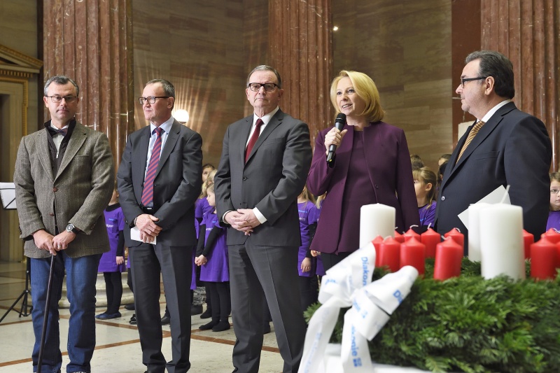 v.li.: Dritter Nationalratspräsident Norbert Hofer (F), Vorstandssprecher Österreichische Bundesforste AG Rudolf Freidhager,Zweiter Nationalratspräsident Karlheinz Kopf (V), Nationalratspräsidentin Doris Bures (S), Direktor Diakonie Österreich Michael Chalupka