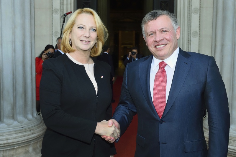 v.li.: Nationalratspräsidentin Doris Bures (S) begrüßt den König des Haschemitischen Königreiches Jordanien Abdullah II. bin al-Hussein