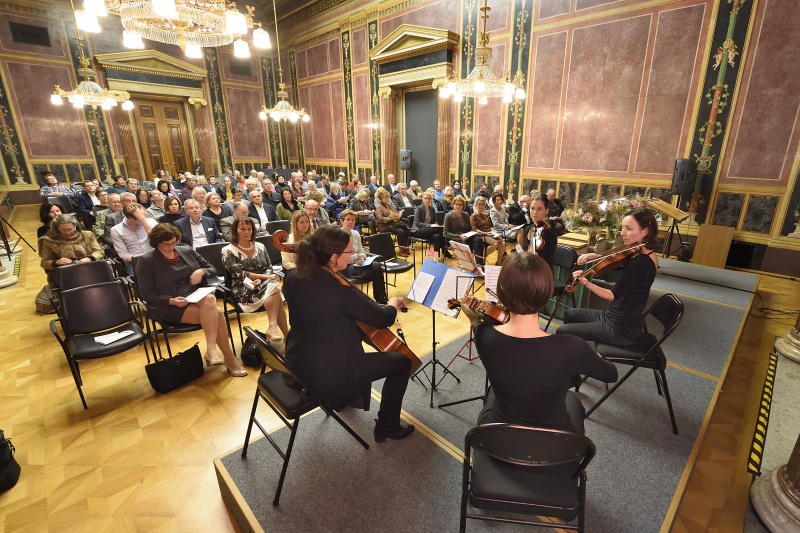 Musikalische Umrahmung durch "StringFizz". Blick Richtung VeranstaltungsteilnehmerInnen