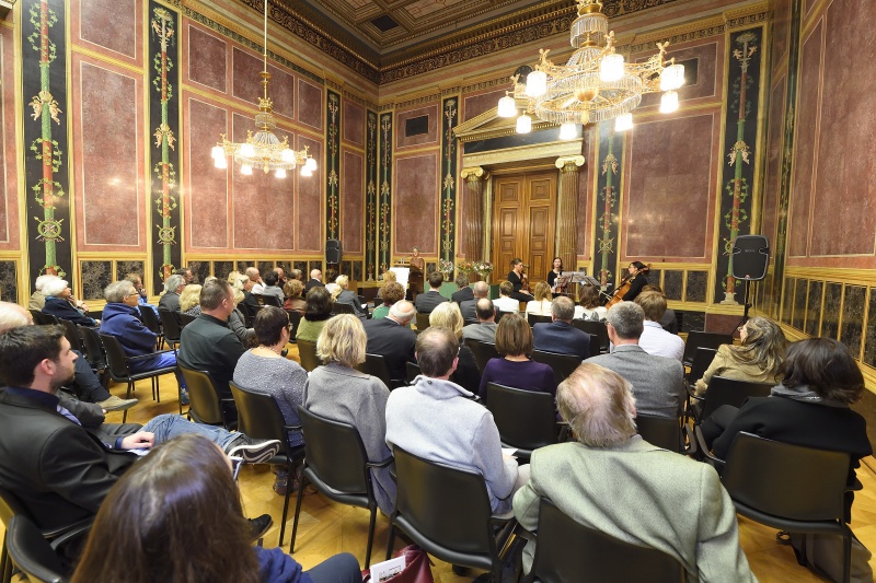 Musikalische Umrahmung durch "StringFizz". Blick Richtung VeranstaltungsteilnehmerInnen
