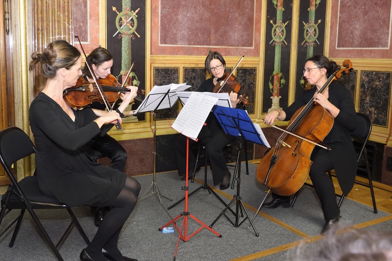 Musikalische Umrahmung durch "StringFizz"