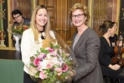v.re.: Parlamentsvizedirektorin Susanne Janistyn-Novák und Preisträgerin Tamara Ehs