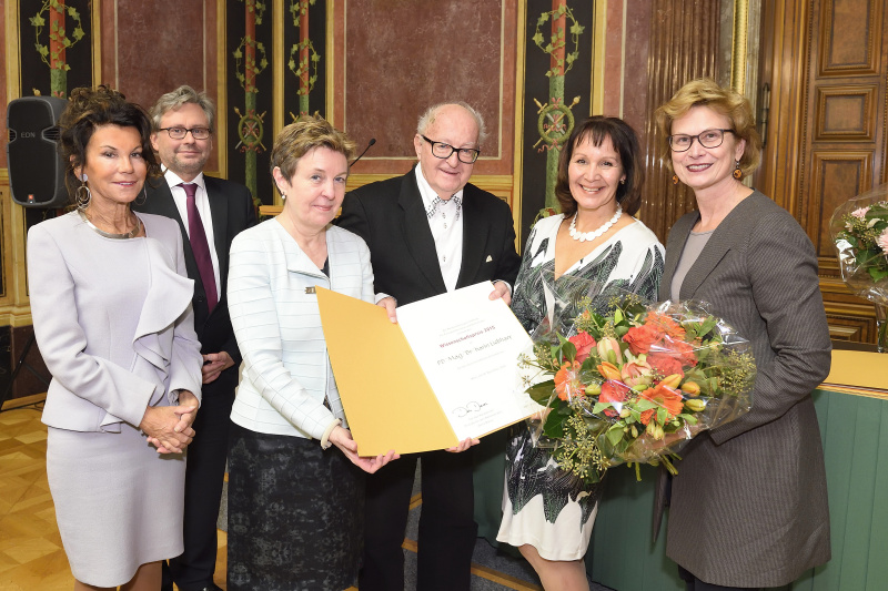 v.li.: Vizepräsidentin des Verfassungsgerichtshofes Brigitte Bierlein, Generaldirektor des ORF Alexander Wrabetz, Salzburg Centre of European Union Studies Sonja Puntscher-Riekmann, Manfried Welan, Preisträgerin Karin Liebhart und Parlamentsvizedirektorin Susanne Janistyn-Novák