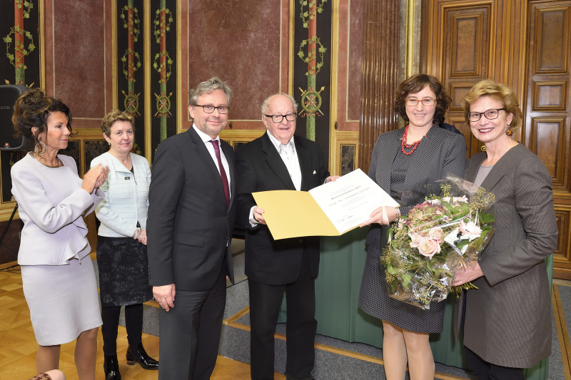 v.li.: Vizepräsidentin des Verfassungsgerichtshofes Brigitte Bierlein, Salzburg Centre of European Union Studies Sonja Puntscher-Riekmann, Generaldirektor des ORF Alexander Wrabetz, Manfried Welan, Preisträgerin Christina Ortner und Parlamentsvizedirektorin Susanne Janistyn-Novák