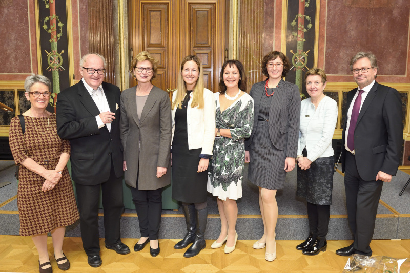 v.li.: Sozial- und Kulturwissenschaftlerin Hazel Rosenstrauch, Manfried Welan, Parlamentsvizedirektorin Susanne Janistyn-Novák, die Preisträgerinnen Tamara Ehs, Karin Liebhart und Christina Ortner, Salzburg Centre of European Union Studies Sonja Puntscher-Riekmann und Generaldirektor des ORF Alexander Wrabetz
