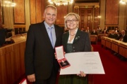 v.li.: Bundesratspräsident Gottfried Kneifel (V) und Bundesrätin Adelheid Ebner (S) mit dem Großen Silbernen Ehrenzeichen für die Verdienste um die Republik Österreich