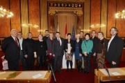 Bundesrätin Susanne Kurz (S) (Mitte) mit dem Großen Goldenen Ehrenzeichen mit dem Stern für die Verdienste um die Republik Österreich mit Freunden und Kollegen