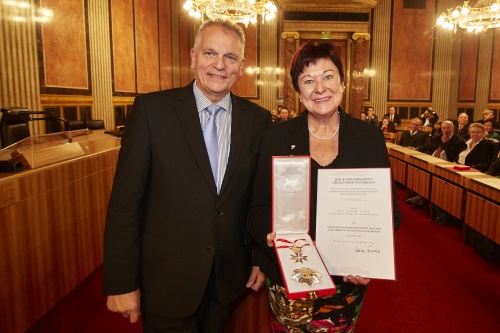 v.li.: Bundesratspräsident Gottfried Kneifel (V) und Bundesrätin Susanne Kurz (S) mit dem Großen Goldenen Ehrenzeichen mit dem Stern für die Verdienste um die Republik Österreich
