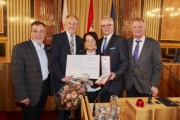 Bundesrätin Ana Blatnik (S) (Mitte) mit dem Großen Goldenen Ehrenzeichen mit dem Stern für die Verdienste um die Republik Österreich mit Freunden und Kollegen