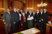 Bundesrätin Adelheid Ebner (S) (Mitte) mit dem Großen Silbernen Ehrenzeichen für die Verdienste um die Republik Österreich mit Freunden und Kollegen