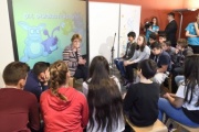 Präsidentin der Parlamentarischen Versammlung des Europarates Anne Brasseur (Mitte) im Gespräch mit SchülerInnen
