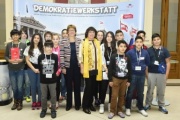 Gruppenfoto: Präsidentin der Parlamentarischen Versammlung des Europarates Anne Brasseur (Mitte) und Nationalratsabgeordnete Gisela Wurm (Mitte) (S) mit SchülerInnen